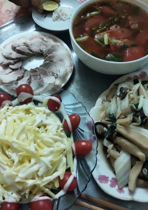 Hình của món Bữa tối vét tủ lạnh: Cải thảo xào nấm, canh cà chua, salad khoai tây trộn sốt kewpie.