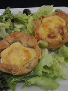 Una foto de Mini quiches de hojaldre casero al estilo Lorraine