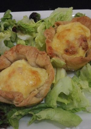 Una foto de Mini quiches de hojaldre casero al estilo Lorraine