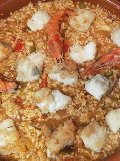 Una foto de Arroz con bacalao y gambas