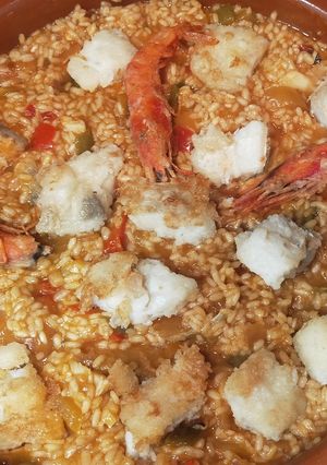 Una foto de Arroz con bacalao y gambas