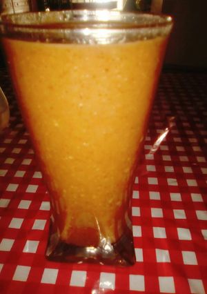 Una foto de Licuado de manzana, pasas de uva y ciruelas con avena 💪 💪