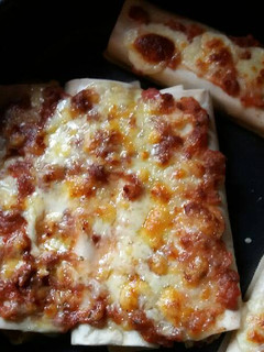 Una foto de Canelones de carne y huevo fáciles bañados en salsa boloñesa