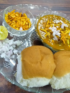 મીસળ પાઉં(misal pav recipe in Gujarati) રેસીપી મુખ્ય ફોટો