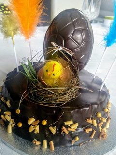 Una foto de Mona de Pascua con espejo y figuras de chocolate