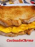 Sándwich de tortilla de jamón con tostadas