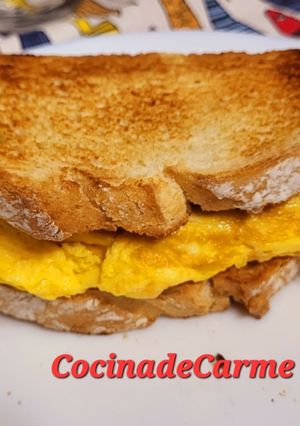 Foto principal de Sándwich de tortilla de jamón con tostadas