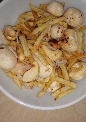 फलाहारी नमकीन(falahari namkeen recipe in hindi) रेसिपी मुख्य फोटो