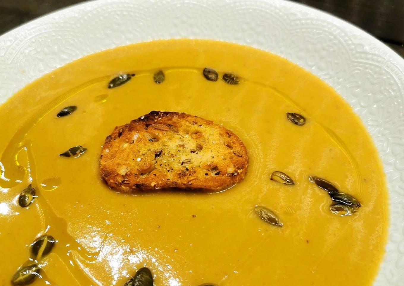 Velouté de châtaignes et graines de courges soufflées