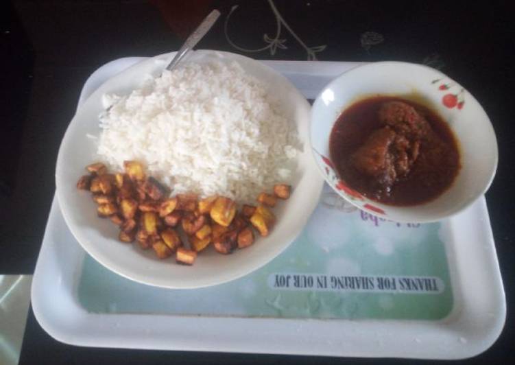 White and stew with fried plantain