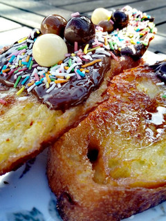Una foto de Torrijas en almíbar de limón con chocolate