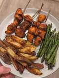 Espetadas de frango com batatas rústicas e espargos grelhados