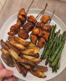 Espetadas de frango com batatas rústicas e espargos grelhados