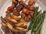 Espetadas de frango com batatas rústicas e espargos grelhados