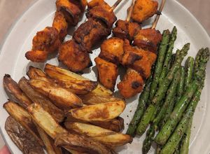 Foto de Espetadas de frango com batatas rústicas e espargos grelhados