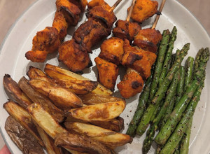 Foto de Espetadas de frango com batatas rústicas e espargos grelhados