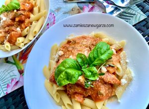 Zdjęcie przepisu Kurczak w sosie pomidorowo - śmietanowym do makaronu.
