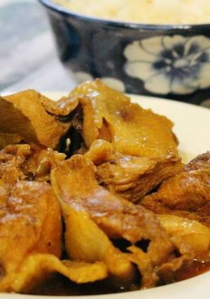 Hình của món Gà kho Adobo Filipino.