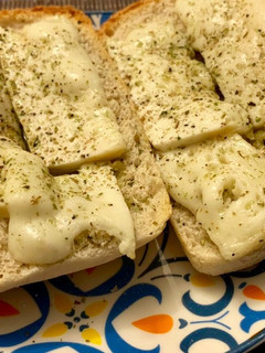 Una foto de Pan italiano con queso de cabra y aceite de oliva
