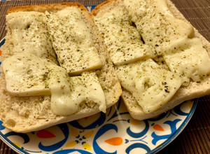 Una foto de Pan italiano con queso de cabra y aceite de oliva
