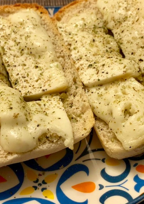 Una foto de Pan italiano con queso de cabra y aceite de oliva