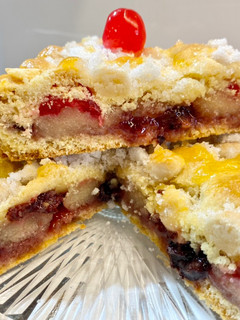 Una foto de Pastel de cerezas con mazapán