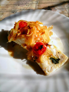 Una foto de Bacalao al horno con tomate cherry y albahaca