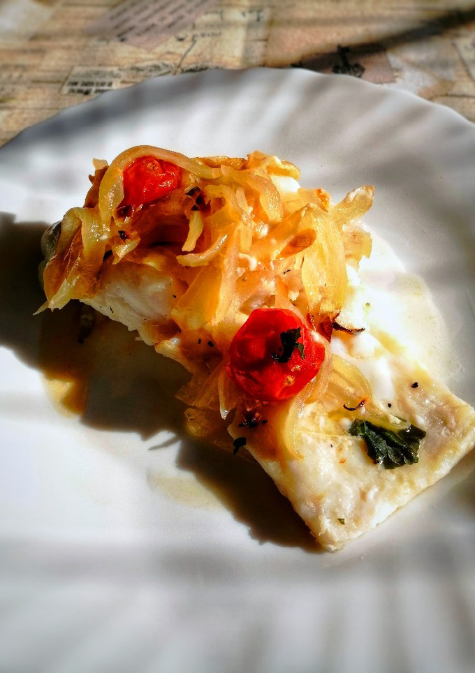 Una foto de Bacalao al horno con tomate cherry y albahaca