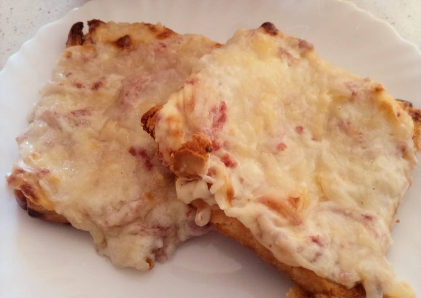Tosta de jamón y queso crema