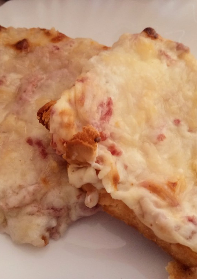 Una foto de Tosta de jamón y queso crema