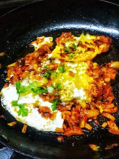 हाफ बाॅईल मसाला ऑम्लेट (masala omelette recipe in marathi) रेसिपी चे मुख्य फोटो