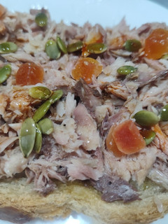 Una foto de Tostada con caballa y pipas de calabaza picante (mi estilo)
