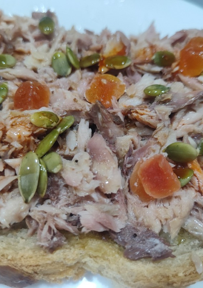 Una foto de Tostada con caballa y pipas de calabaza picante (mi estilo)