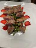 Tataki de atún rojo salteado con espárragos silvestres y Kikoman