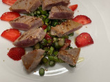 Tataki de atún rojo salteado con espárragos silvestres y Kikoman