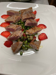 Una foto de Tataki de atún rojo salteado con espárragos silvestres y Kikoman