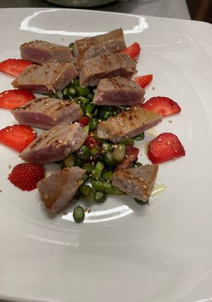 Una foto de Tataki de atún rojo salteado con espárragos silvestres y Kikoman