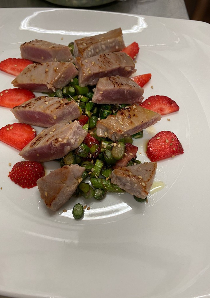 Una foto de Tataki de atún rojo salteado con espárragos silvestres y Kikoman