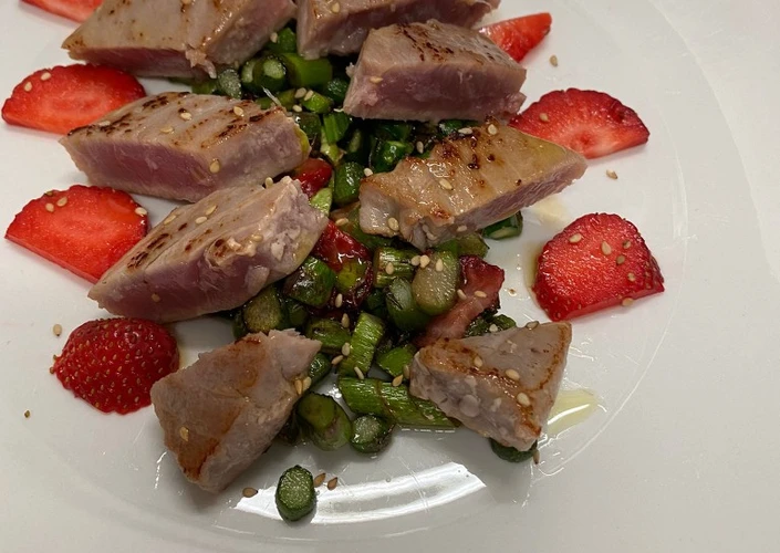 Manera fácil Preparar  Tataki de atún rojo salteado con espárragos silvestres y Kikoman