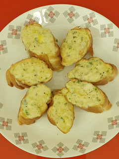 "ચિલી ગાર્લિક ચીઝ બ્રેડ" (Chili Garlic Cheese Bread Recipe In Gujarati) રેસીપી મુખ્ય ફોટો