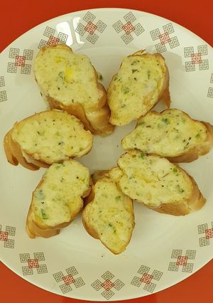"ચિલી ગાર્લિક ચીઝ બ્રેડ" (Chili Garlic Cheese Bread Recipe In Gujarati) રેસીપી મુખ્ય ફોટો