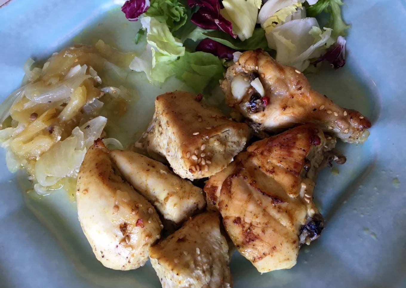Pollo al ras al hanout con manzana y cebolla