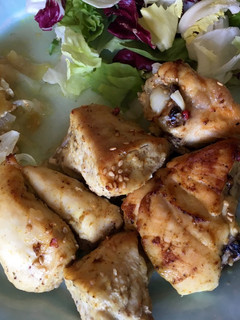 Una foto de Pollo al ras al hanout con manzana y cebolla