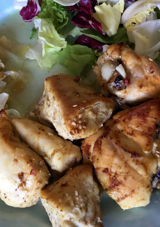Una foto de Pollo al ras al hanout con manzana y cebolla