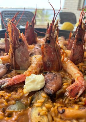 Una foto de Paella de arroz con gambas y calamarchines 😜