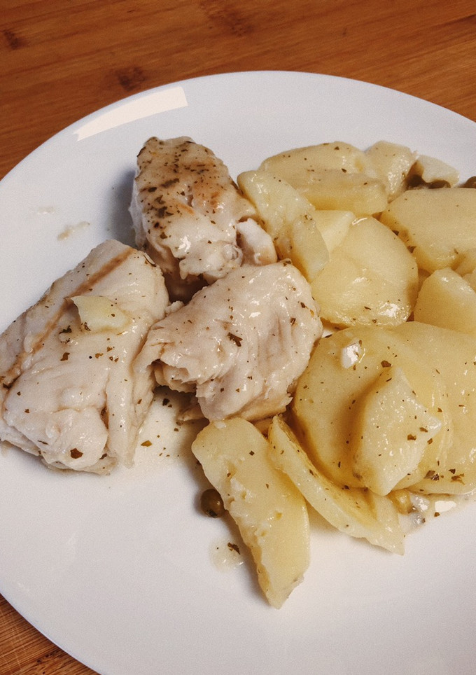 Una foto de Merluza en salsa con patatas