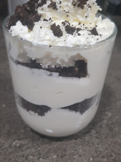 Una foto de Postre casero de crema de queso y oreo /fresa