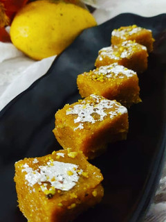 मैंगो बर्फी (Mango barfi recipe in Hindi) रेसिपी मुख्य फोटो
