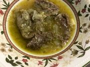 Una foto de lengua con ajo y perejil