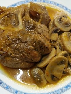 Una foto de Ossobuco de ternera con champiñones